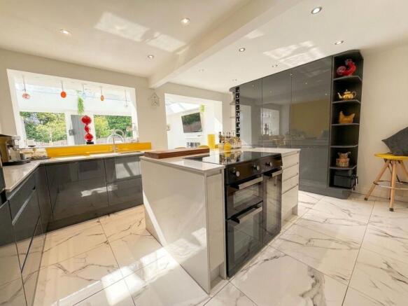 4 bed Detached for sale Image 4