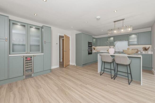 5 bed Detached for sale Image 8
