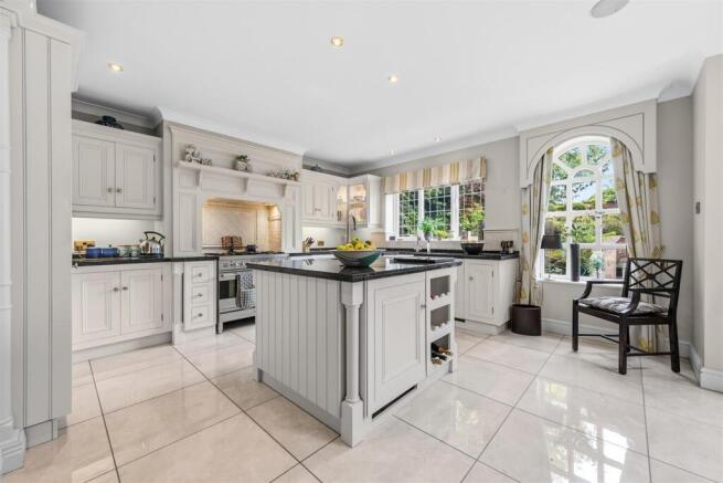 5 bed Detached for sale Image 4