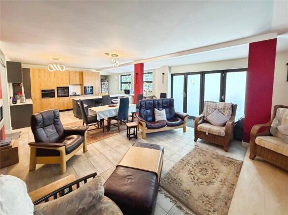 5 bed Detached for sale Image 8