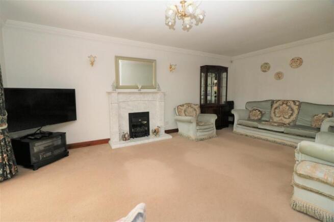 'L' SHAPED LOUNGE/DINING ROOM