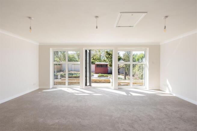 Aunumns Close 15 Sitting Room-2.jpg