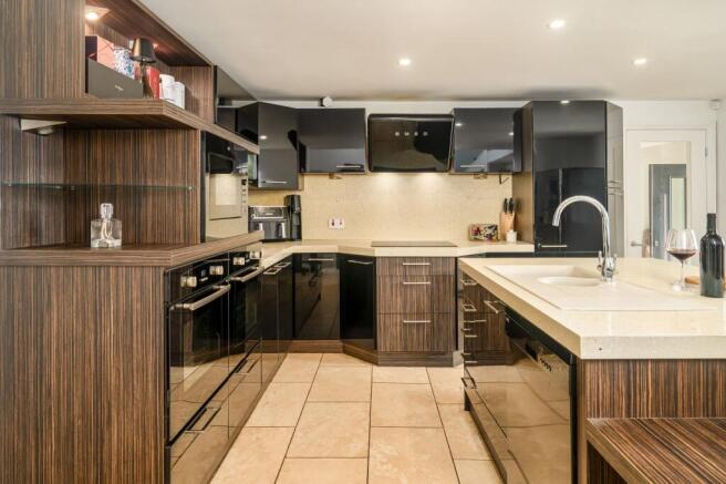 5 bed Detached for sale Image 11