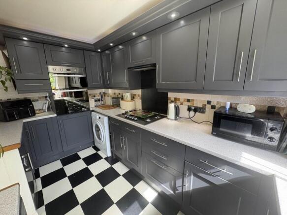 2 bed Flat for sale Image 4