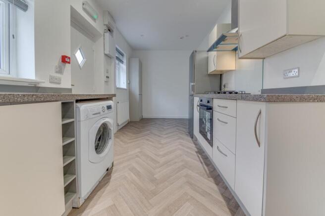 3 bed Flat to rent Image 4