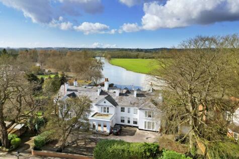 Picturesque WARGRAVE waterside location with Boat mooring
