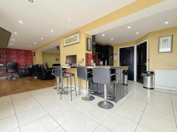 5 bed Detached for sale Image 8