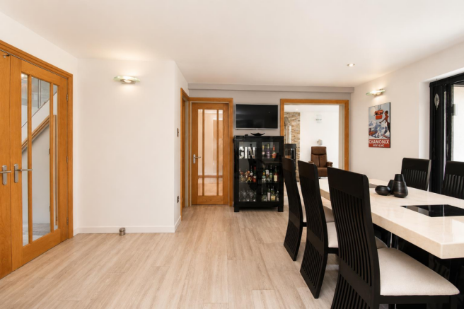 5 bed Detached for sale Image 12