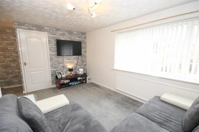 'L' SHAPED OPEN PLAN LIVING./ DINING ROOM