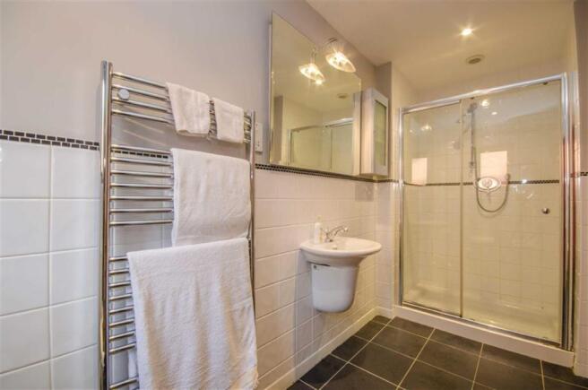 EN-SUITE SHOWER ROOM