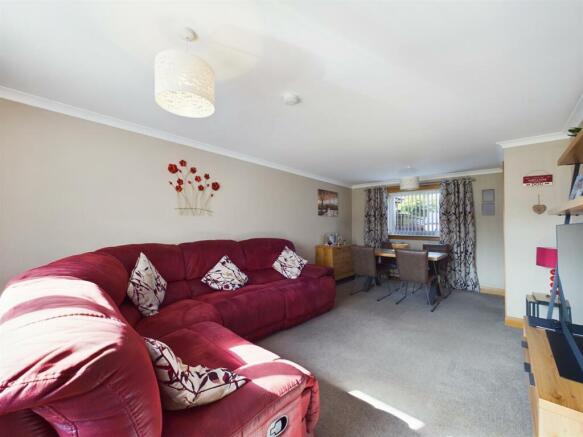 LOUNGE/DINING ROOM