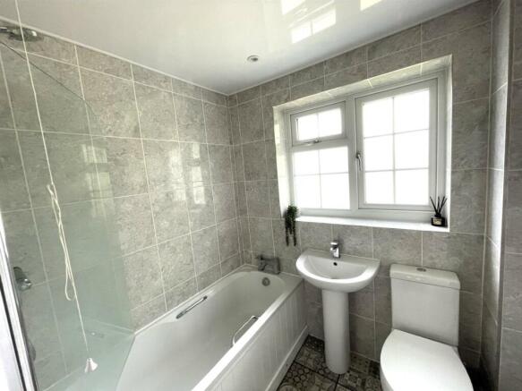 Bathroom 2.jpg