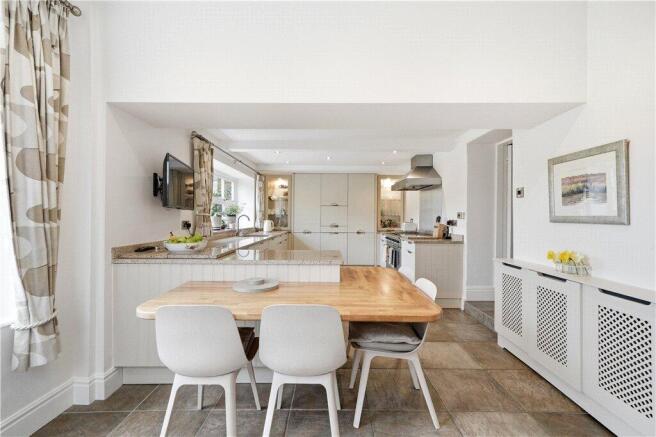 5 bed Detached for sale Image 8