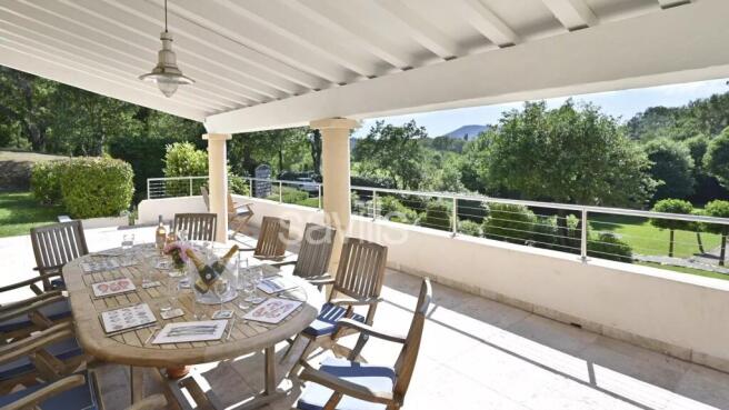 Villa with uninterrupted views in the heart of nat