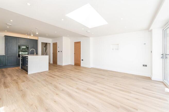 4 bed Detached for sale Image 7