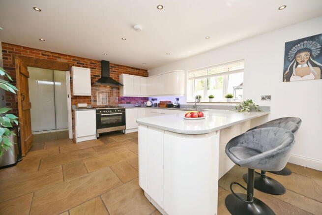 6 bed Detached for sale Image 5