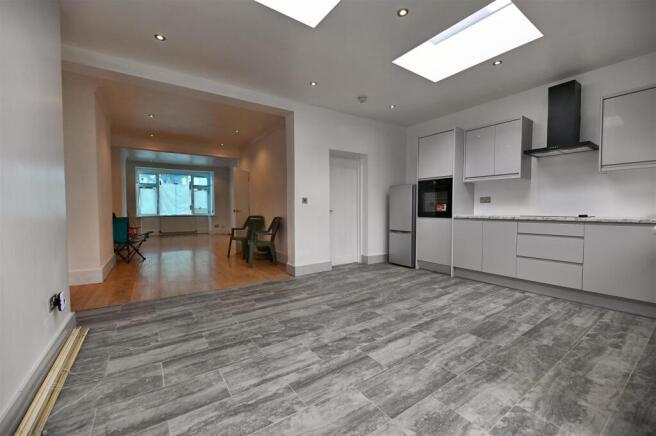 15-kitchen-through-to-lounge.jpg