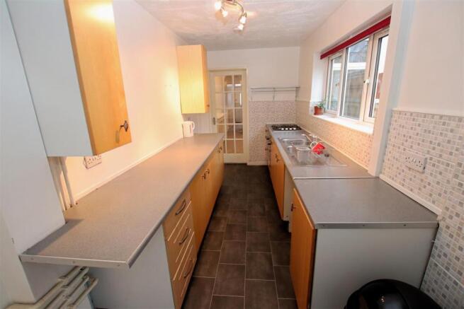 MODERN FITTED KITCHEN