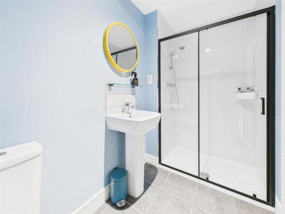 MASTER EN-SUITE