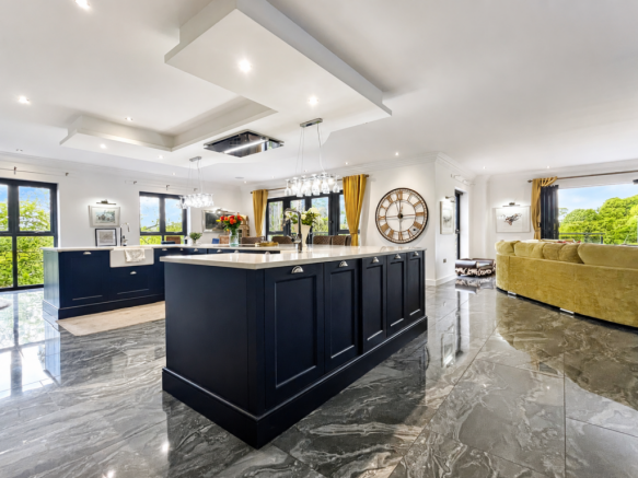 5 bed Detached for sale Image 7