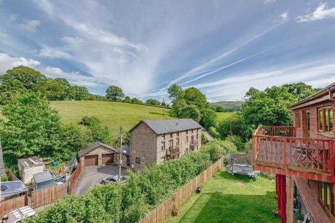 26 Troed yr Bryn, Bu