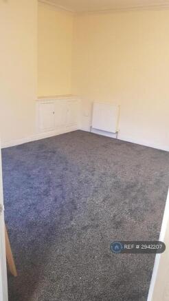 4 bed Semi-Detached to rent Image 7