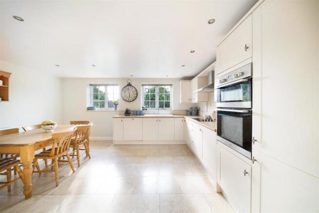 KITCHEN/DINING ROOM