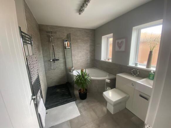 4 bed Detached for sale Image 5