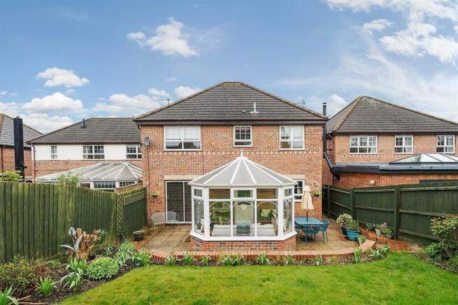 36 Graham Hill Road, Towcester (13).jpg
