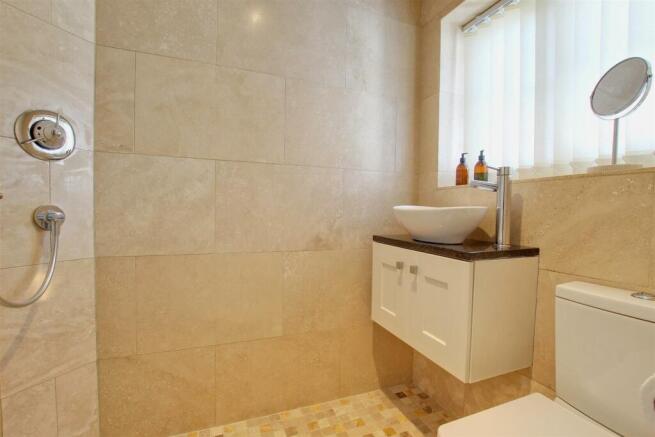 CLOAKS/SHOWER ROOM