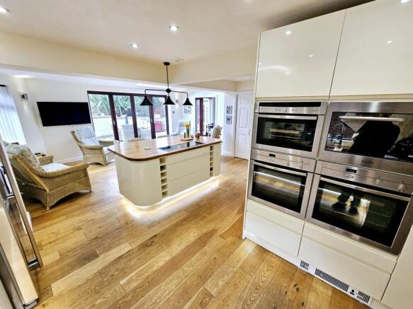 9c774dd3-cb6a-4776-a353-29b7f257d407