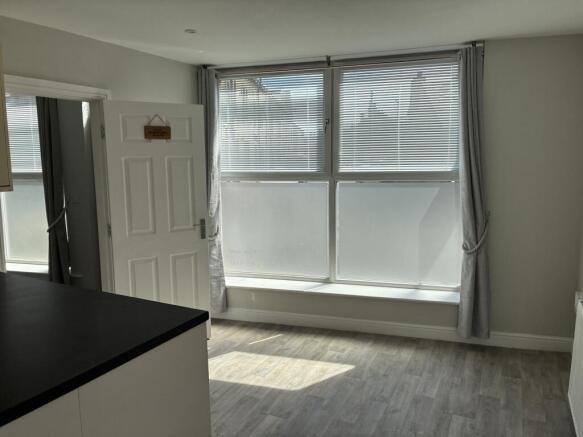 2 bed End of Terrace to rent Image 4