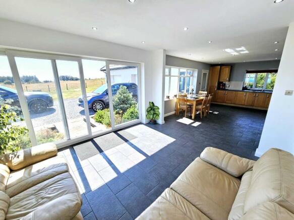 5 bed Detached for sale Image 9