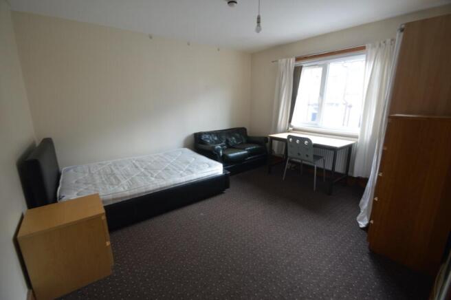 7 bed House to rent Image 5