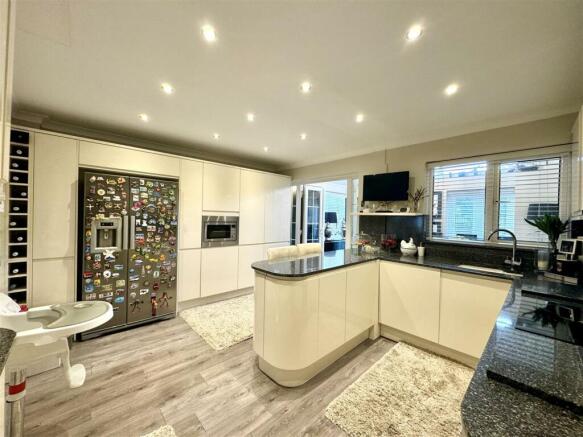 OPEN PLAN KITCHEN/BREAKFAST ROOM