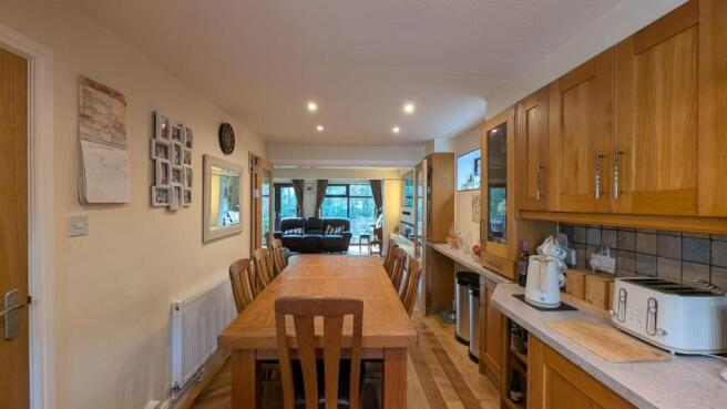 4 bed Detached for sale Image 7