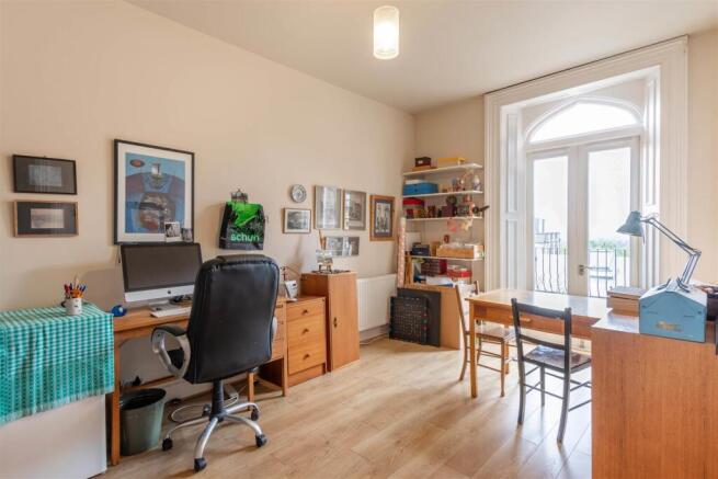 3 bed Apartment to rent Image 9
