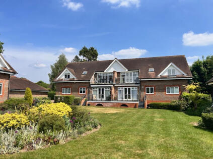 Andrews Reach, Bourne End, SL8
