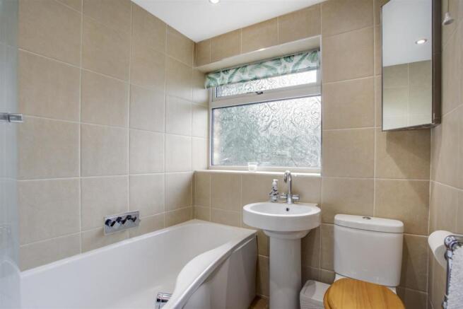 15 Willow Way bathroom.jpg