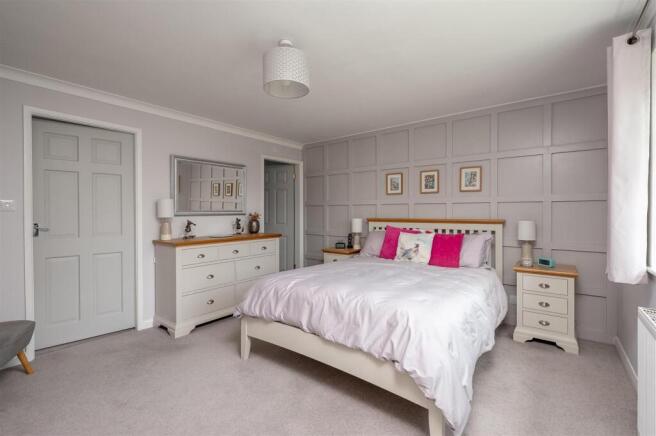 4 bed House for sale Image 11