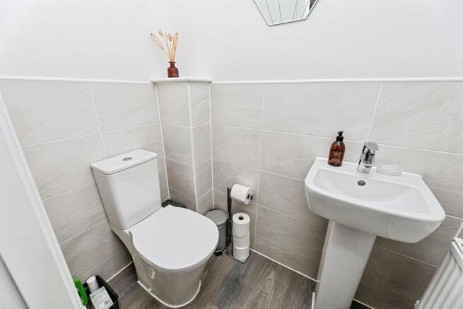 5 bed Detached for sale Image 10