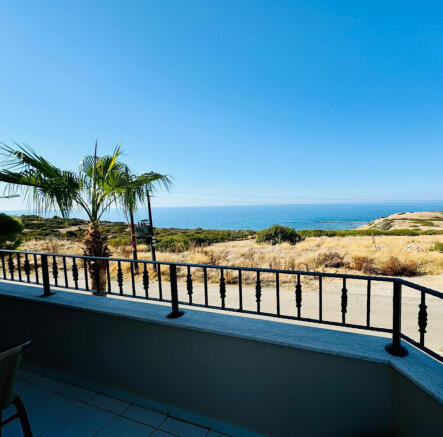 Stunning 3-Bedroom Coastal Apartment with Sea Views Image 4 2