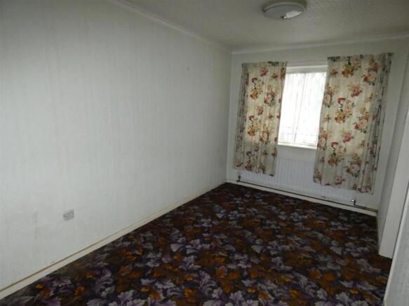 'L' SHAPED LOUNGE/DINING ROOM