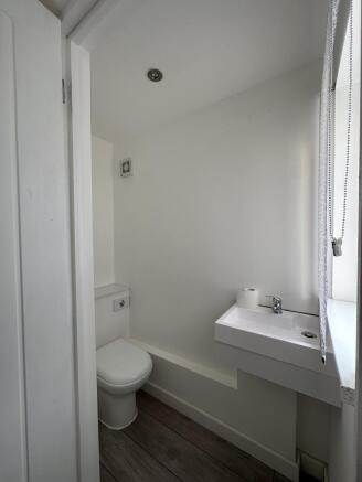 4 bed Semi-Detached to rent Image 5