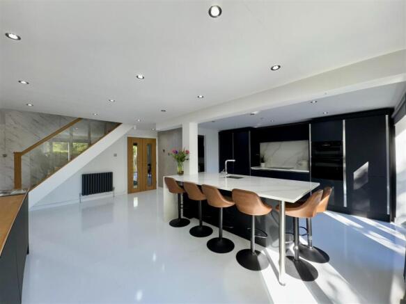 4 bed Detached for sale Image 6