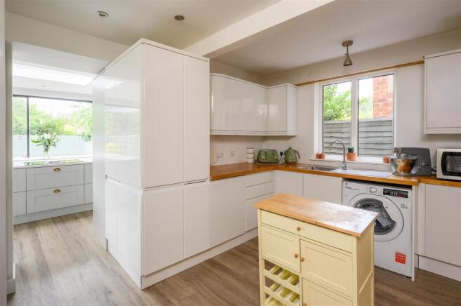 4 bed Semi-Detached for sale Image 12