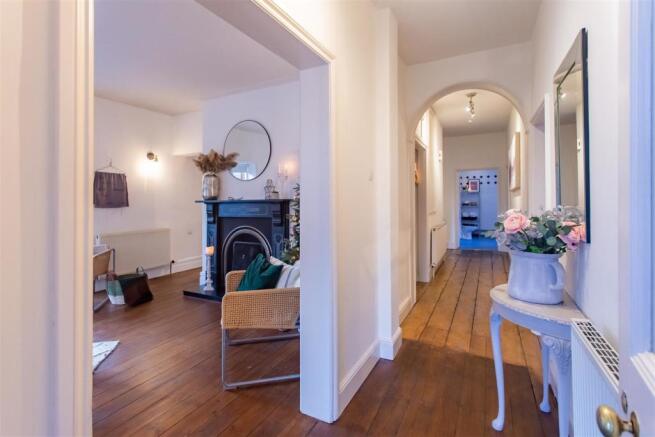 Hallway Frinton.jpg