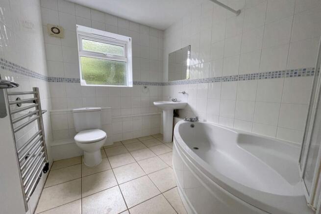 Bathroom+suite+with+