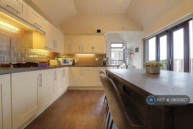 6 bed Semi-Detached to rent Image 8