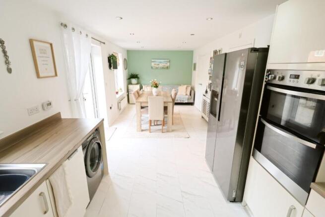 KITCHEN/DINING ROOM